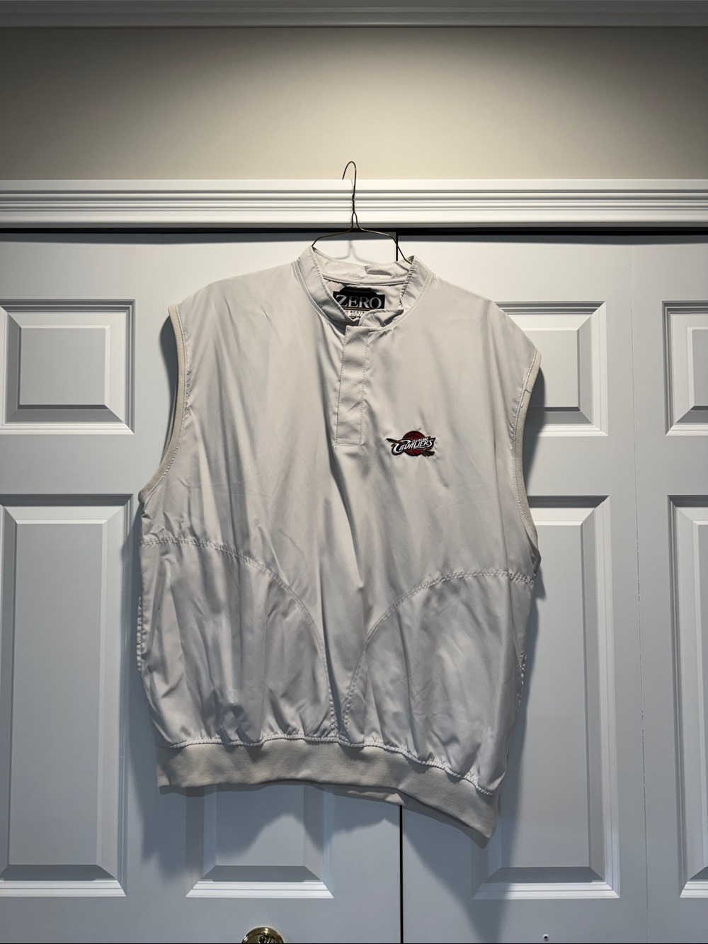 Cleveland Cavaliers ZERO Men's White Sleeveless Pullover with Embroidered Logo